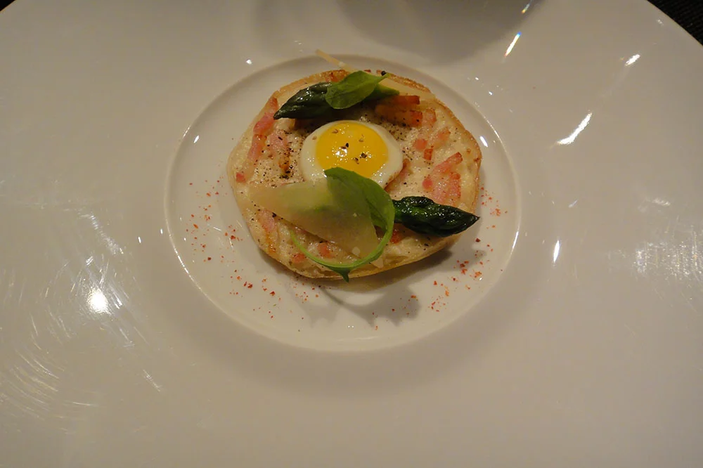 É um ovo? É uma pizza? Pode ser tudo isso, mas é o toque do chef que faz a transição do trivial para a alta gastronomia. E não é só uma questão de visual porque há diferença sim no sabor.