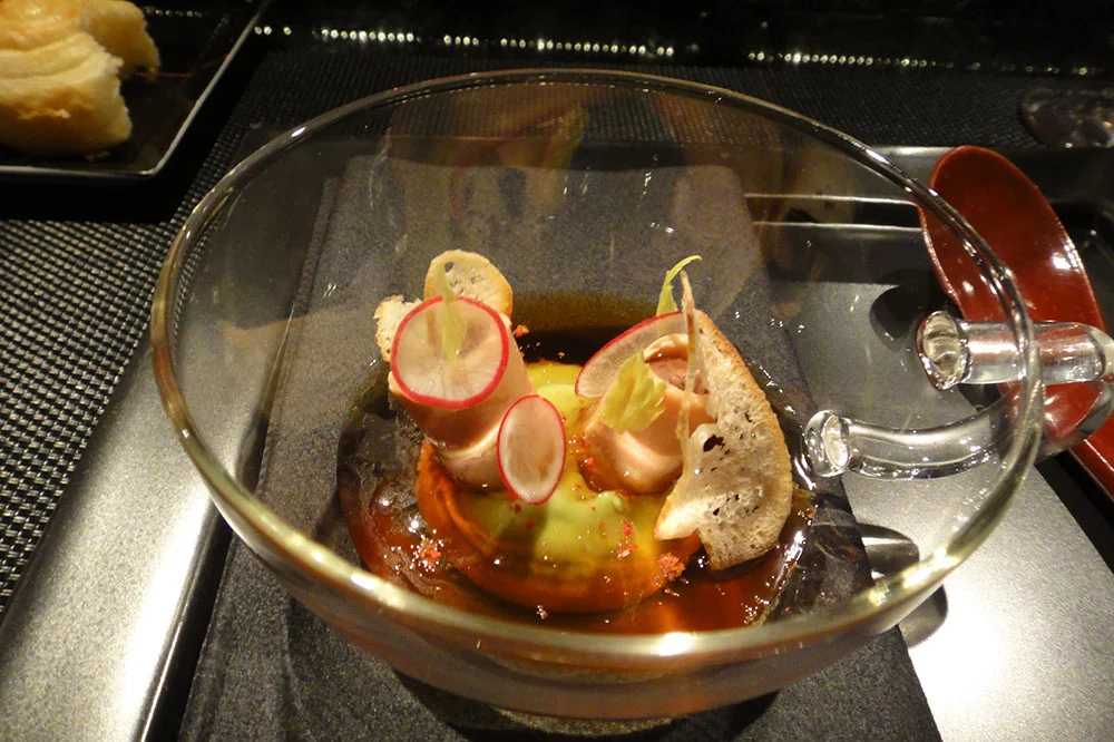 Os pratos de Joel Robuchon são verdadeiras obras de arte e os chefs utilizam pinças minúsculas, como cirurgiões, para deixá-los com essa aparência.