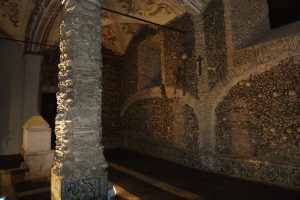 A lúgubre Capela dos Ossos, em Évora, um monumento à transitoriedade da vida