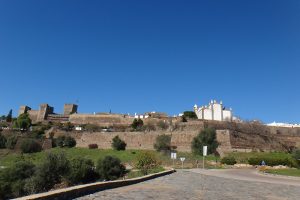 Monsaraz, vila com muralhas medievais no coração do Alentejo