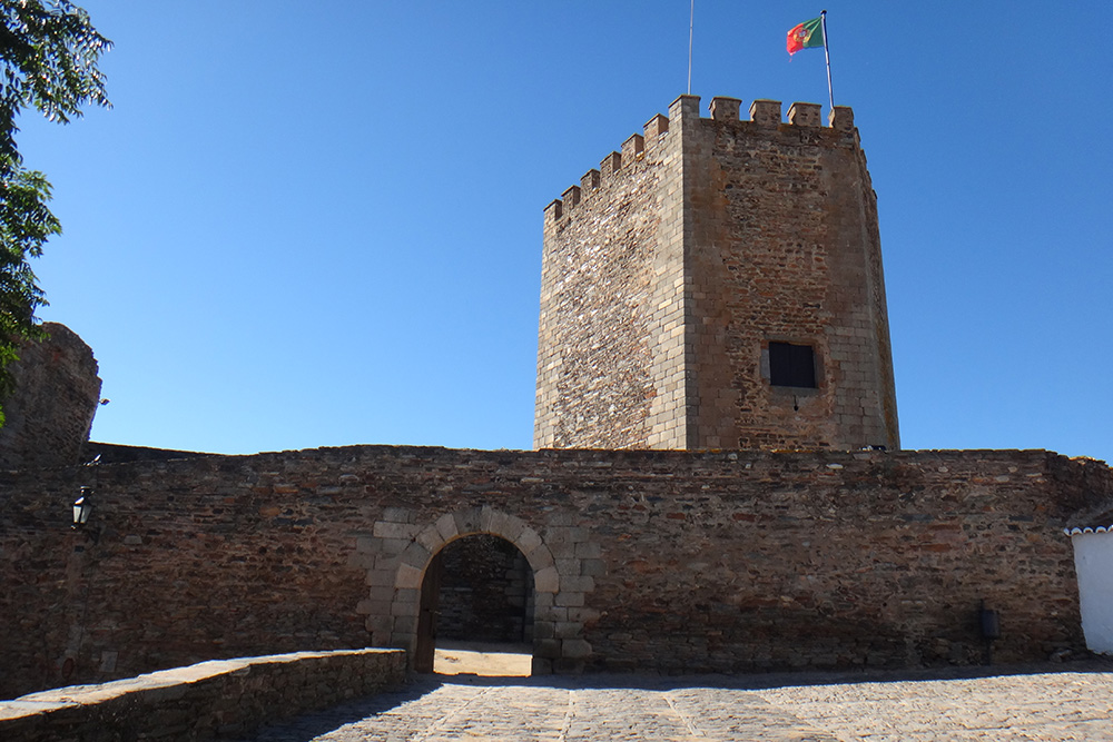 Monsaraz, vila com muralhas medievais no coração do Alentejo