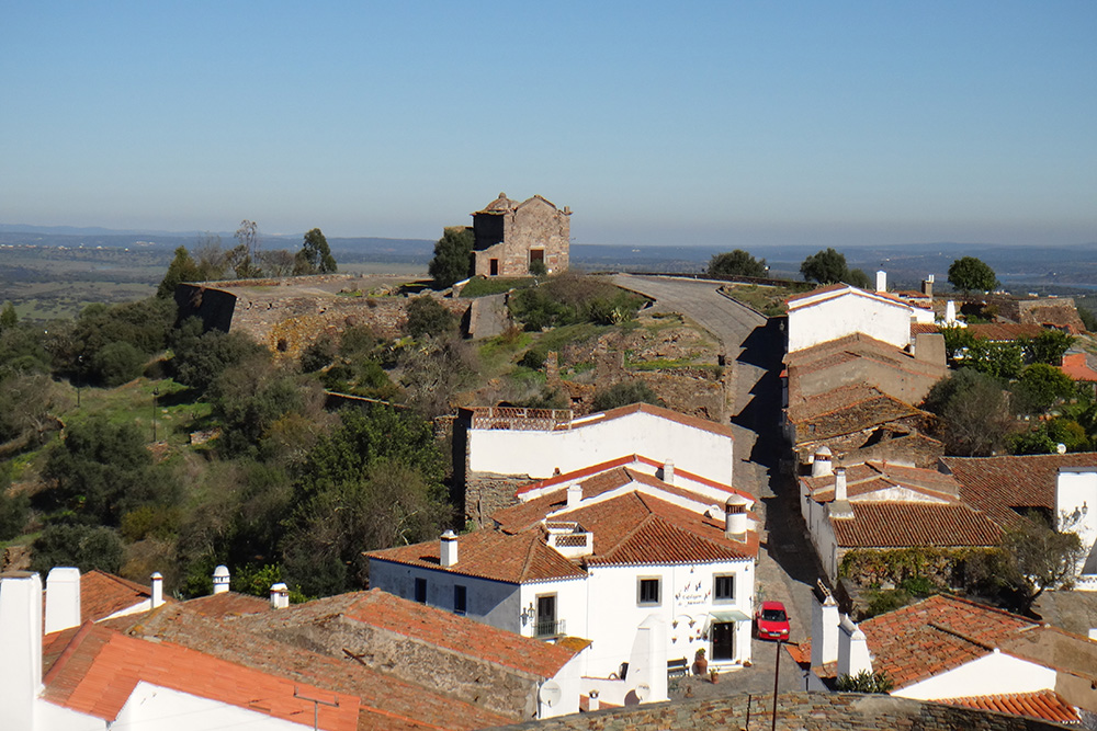 Monsaraz, vila com muralhas medievais no coração do Alentejo