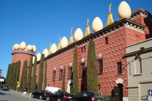 Uma imersão no mundo e na obra surreal do excêntrico Salvador Dalí