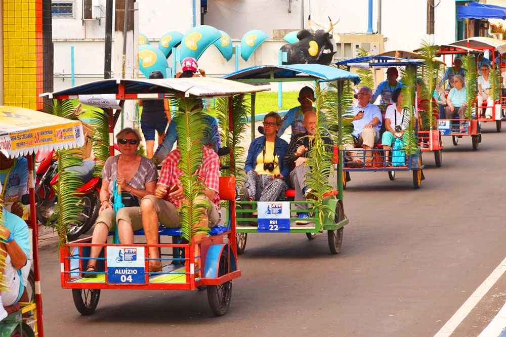 Triciclos são criatividade parintinense para levar turistas a passear na Ilha Tupinambarana