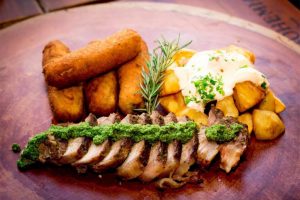 Gastrobar Seu Sujinho aposta na carne na brasa e petiscos diferenciados