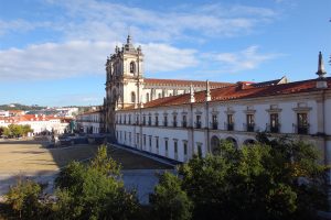 Mosteiro de Alcobaça, monumento que celebra a religiosidade e o amor eterno