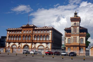 Prédio da Alfândega, o primeiro pré-moldado de Manaus, portão de entrada da borracha