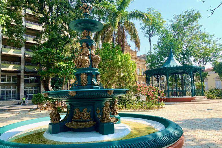 A beleza da Praça Dom Pedro II, no centro histórico de Manaus