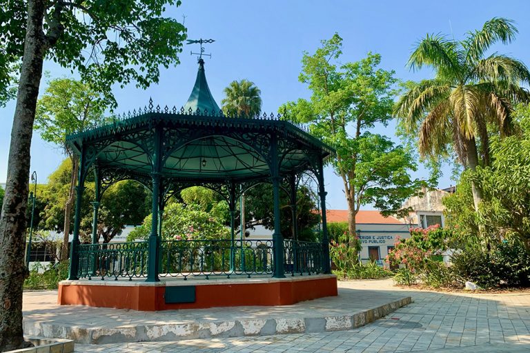 A beleza da Praça Dom Pedro II, no centro histórico de Manaus