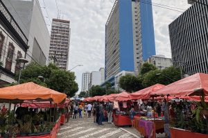 A tradicional Feirinha de Artesanato da Eduardo Ribeiro nas manhãs de domingo