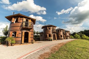 Pousada transforma pipas de vinho em charmosos chalés no Vale dos Vinhedos