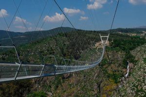 Maior ponte suspensa para pedestres do mundo é inaugurada em Portugal