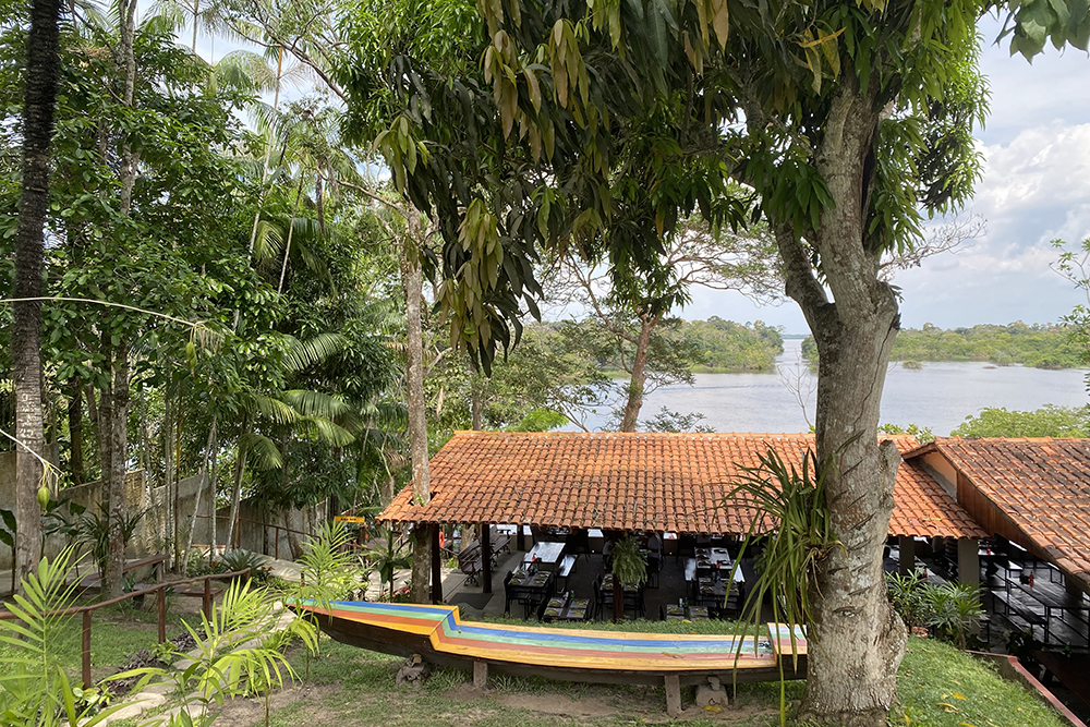 Restaurante Pirakaia aposta na cozinha regional com visual do Lago do Puraquequara