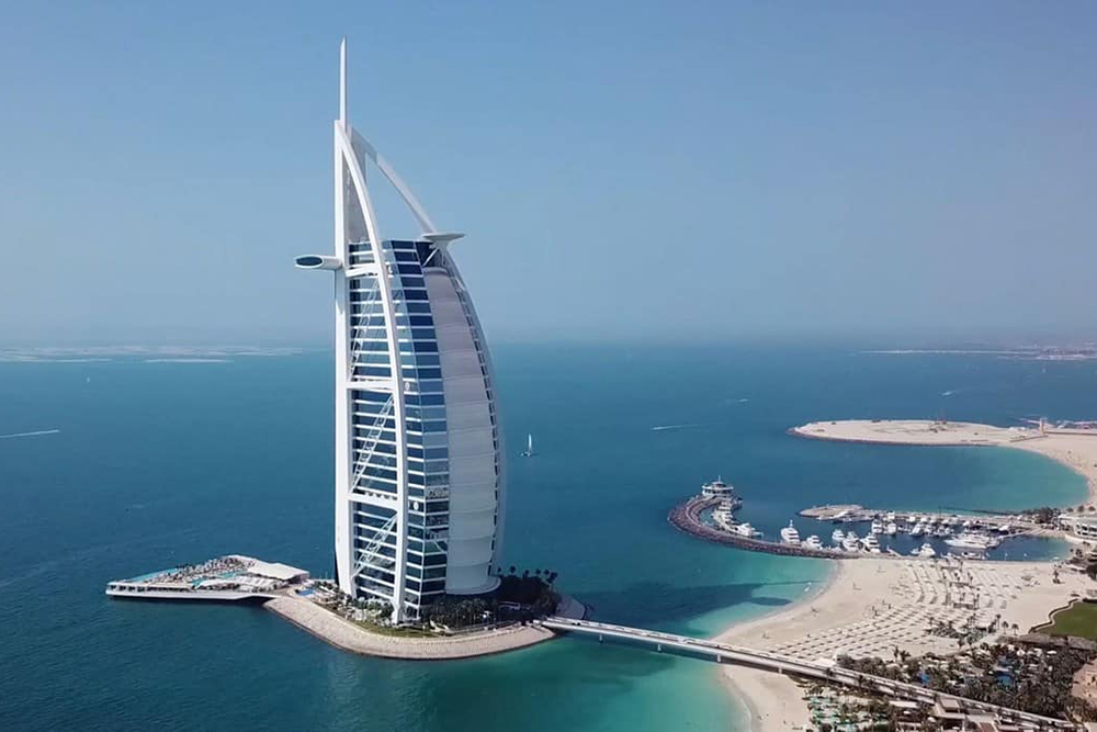 Dubai: o luxuoso hotel Burj Al Arab. 