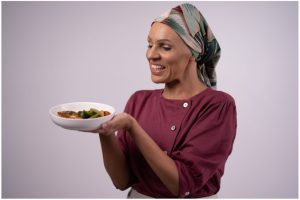 Chef Débora Shornik, do Caxiri, assina prato Amazônia Encantada nos voos internacionais da Latam