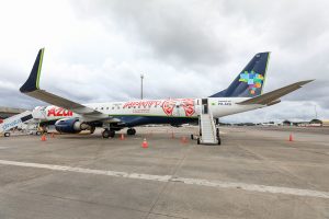 Azul apresenta aeronave com duas cores em homenagem ao Festival de Parintins
