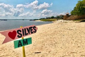 Conheça Silves, a ilha cercada por belas praias na Amazônia