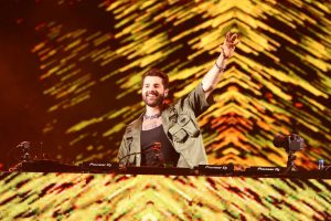 Alok leva público ao delírio com música eletrônica e drones