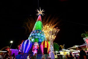 Árvore de Natal na Ponta Negra tem hologramas e bolhas de sabão instagramáveis