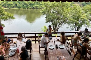 Restaurante Aldeia do Peixe oferece culinária regional em frente ao Lago do Limão