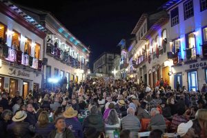 Das sacadas de Diamantina, serenatas invertidas encantam turistas
